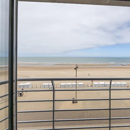 On The 3rd Floor With Phenomenal Sea View شقة *